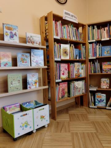 Mazo lasītāju grāmatu zona Māriņkalna bibliotēkā